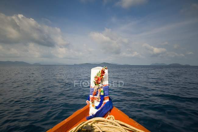 Koh Chang, Thaïlande ; Un bateau dans l'eau — Photo de stock