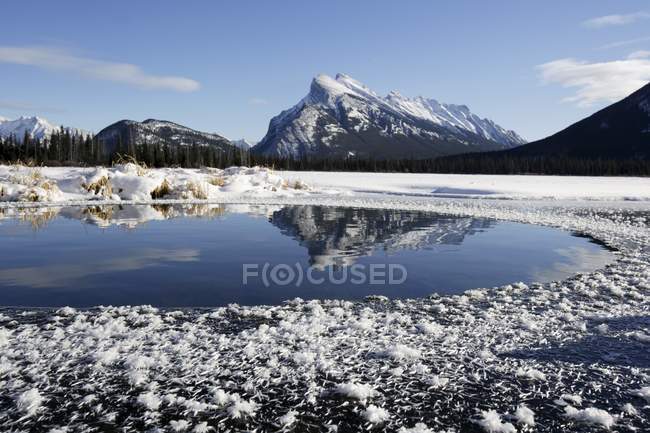 Agua helada por las montañas - foto de stock