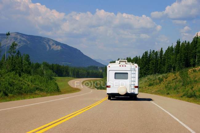 Veículo recreativo que conduz através de Alberta — Fotografia de Stock