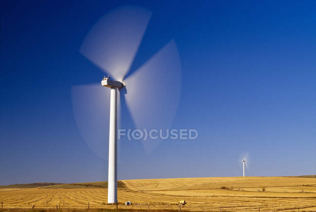 Moinhos de vento geradores de electricidade — Fotografia de Stock