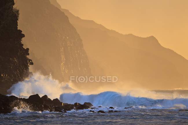 Océano olas se estrellan de nuevo - foto de stock