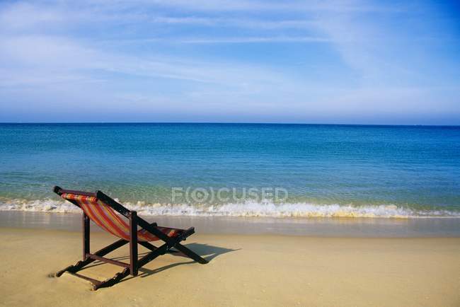 Silla en playa tropical - foto de stock