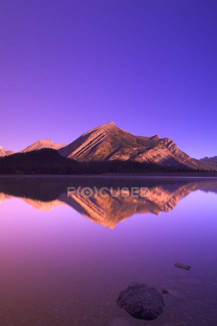 Reflexões na água de picos — Fotografia de Stock