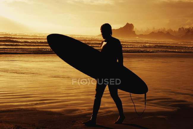 Surfer mit Blick aufs Meer — Stockfoto