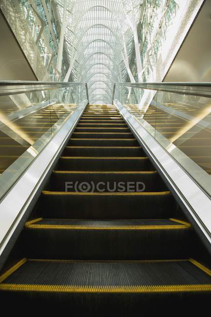 Rolltreppe in einem Gebäude tagsüber — Stockfoto