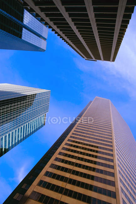 Edificios contra el cielo azul - foto de stock