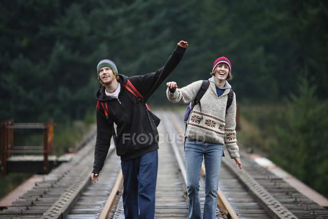 Un paio di escursionisti che camminano su rotaie nella Columbia Britannica — Foto stock