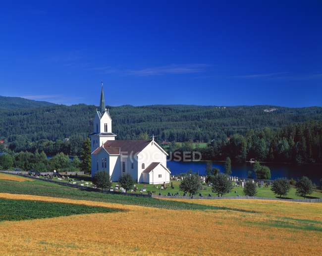 Norwegische Landkirche und Friedhof — Stockfoto