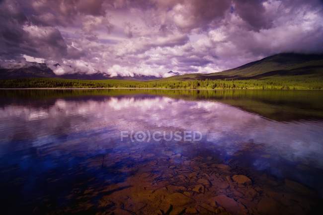 Lac de montagne panoramique — Photo de stock
