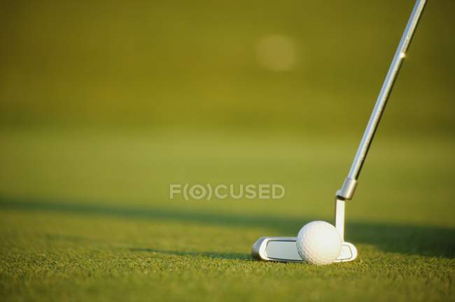 Cloesup di palla, buco e club sul campo da golf — Foto stock