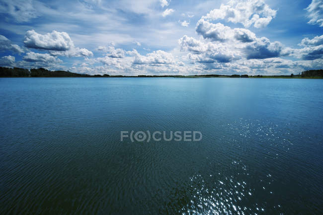 Живописное расширение воды и неба — стоковое фото