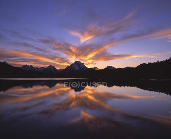 Lago Reflejo de picos - foto de stock