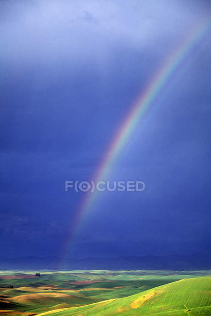 Regenbogen im blauen Himmel — Stockfoto