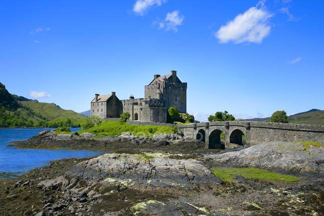 Castello in Scozia sulla riva — Foto stock