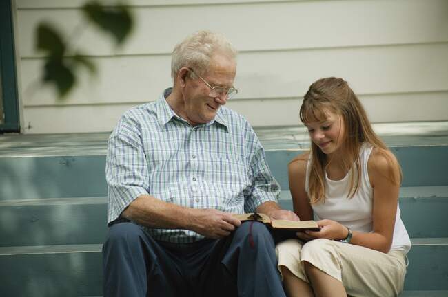 Abuelo y nieta pasan tiempo juntos - foto de stock