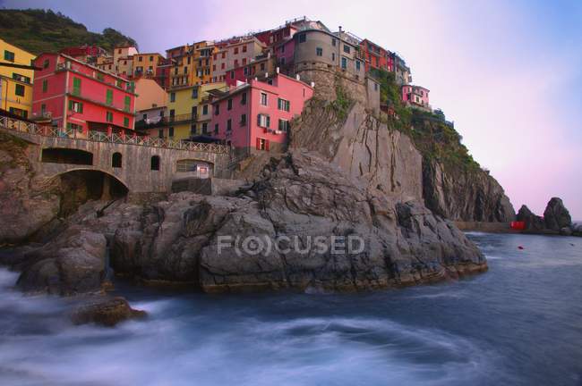 Цветные дома на скалистой скале — стоковое фото