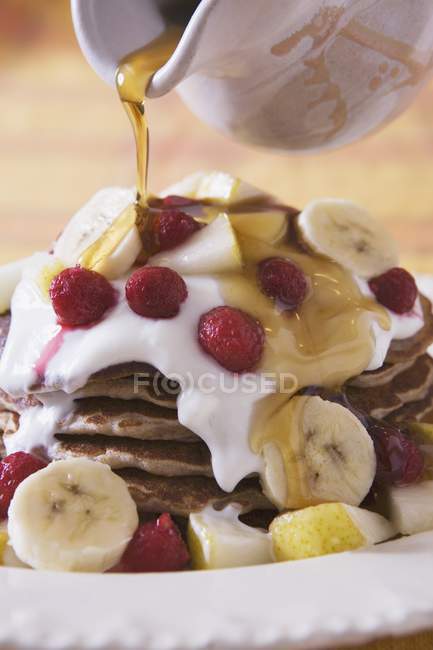 Stapel Pfannkuchen mit Banane — Stockfoto