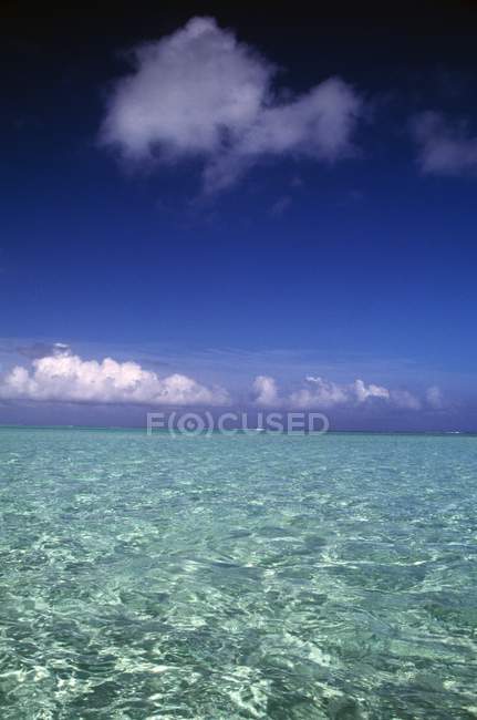 Nuages blancs au-dessus de l'océan — Photo de stock