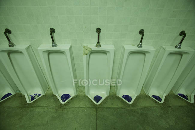 Urinóis velhos na casa de banho masculina. espaço de cópia — Fotografia de Stock
