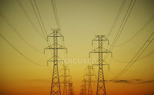 Pylons de eletricidade com fios — Fotografia de Stock