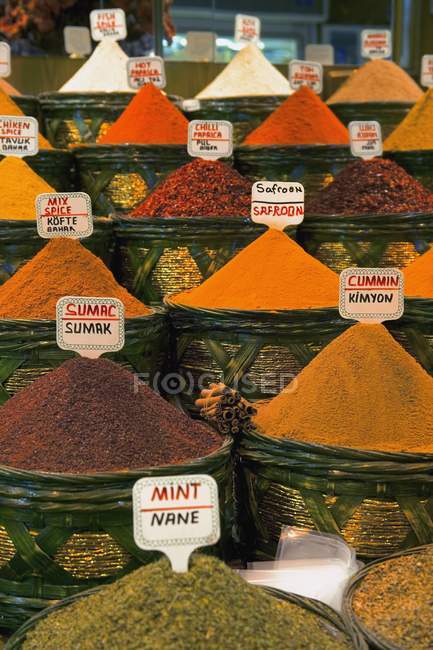 Épices à vendre au marché de rue — Photo de stock