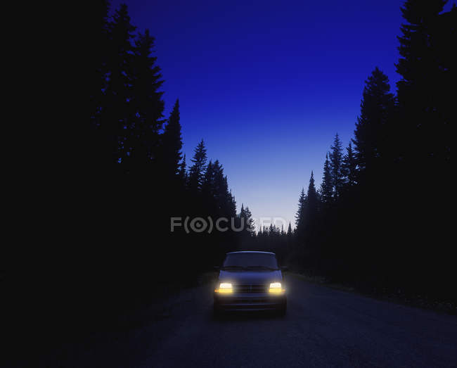 Auto guida di notte — Foto stock