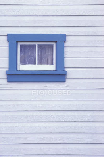 Fenêtre avec cadre bleu — Photo de stock