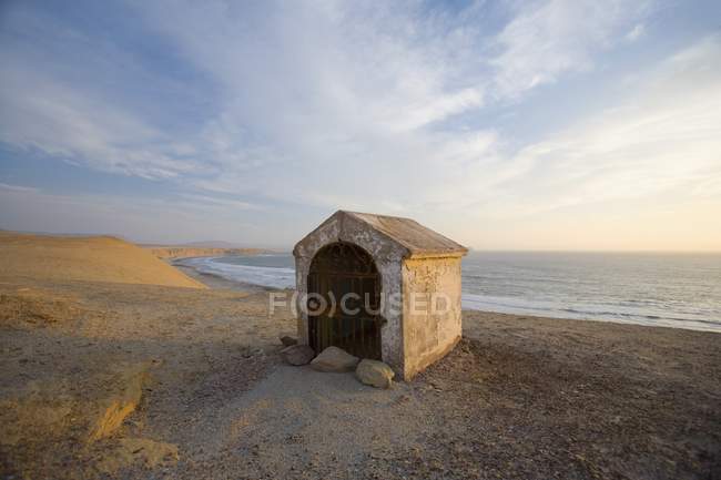Могильный участок на пляже — стоковое фото