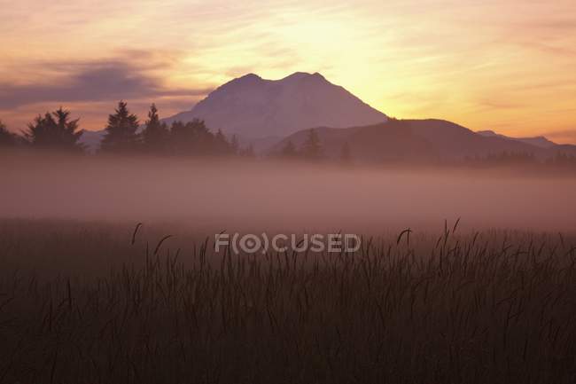 Восход солнца над горными вершинами — стоковое фото