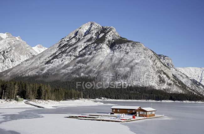 Lac gelé avec maison — Photo de stock
