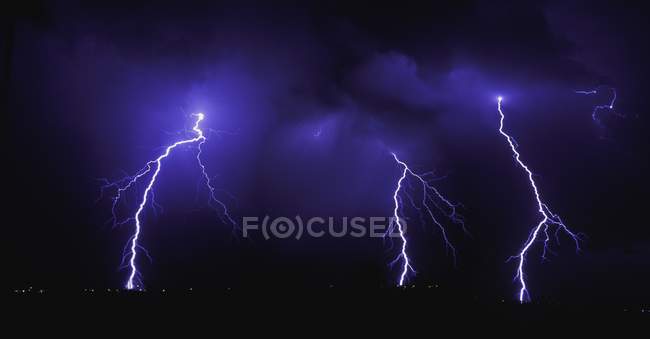 Blitz in der Nacht über der Stadt — Stockfoto