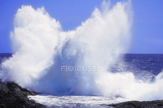 Волны, разбивающие берег — стоковое фото