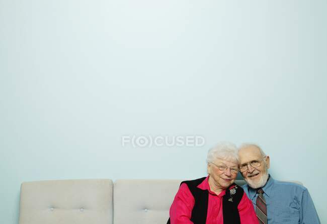 Retrato de una hermosa pareja de ancianos sentados juntos - foto de stock