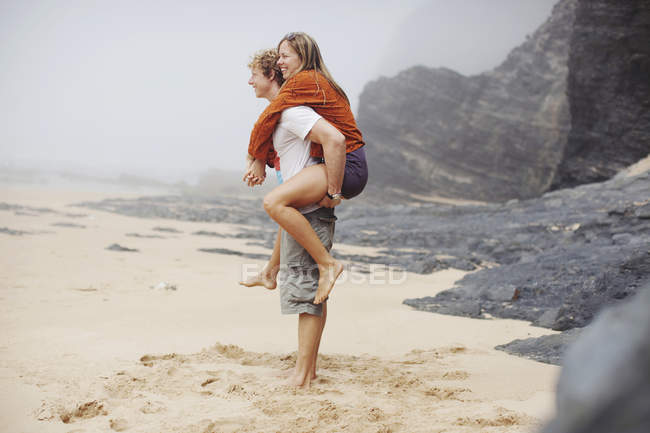 Giovane coppia in spiaggia — Foto stock