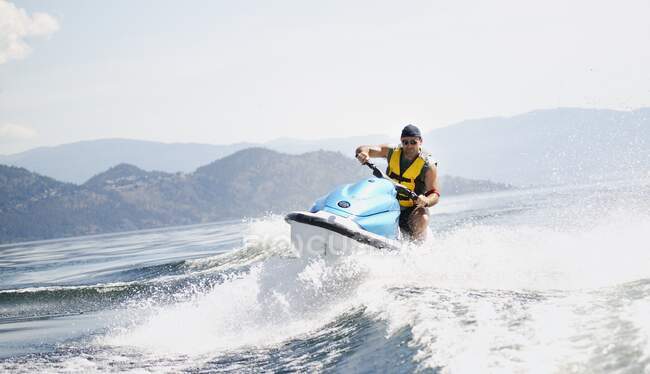 Hombre que conduce jet ski, Concepto del deporte acuático - foto de stock