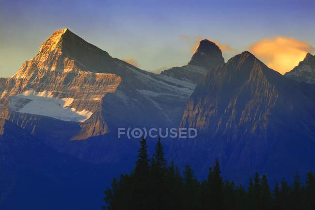 Chaîne de montagnes au lever du soleil — Photo de stock