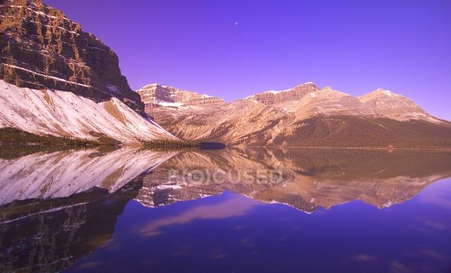 Malerische Spiegelung der felsigen Berge — Stockfoto