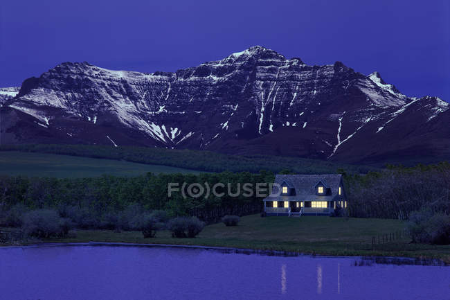 Cabane à côté du lac et de la montagne — Photo de stock