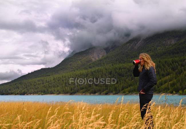 Morning In Mountains and woman — Stock Photo