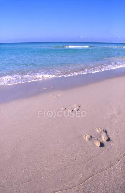 Par de pegadas na areia — Fotografia de Stock