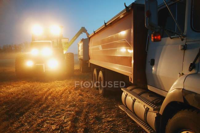 Combine colheitadeira e caminhão — Fotografia de Stock