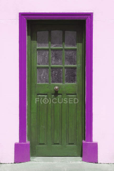 Porte colorée dans le mur — Photo de stock