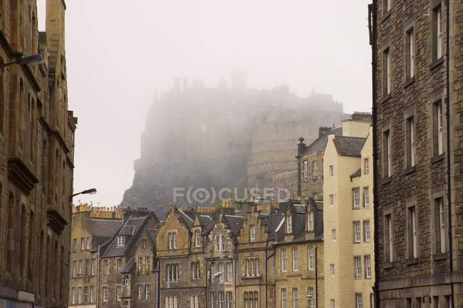 Château d'Édimbourg dans le brouillard — Photo de stock