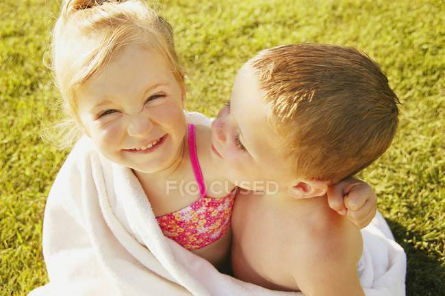 Junge und Mädchen teilen sich Handtuch — Stockfoto