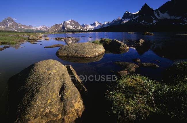 Lago con pietre in acqua — Foto stock