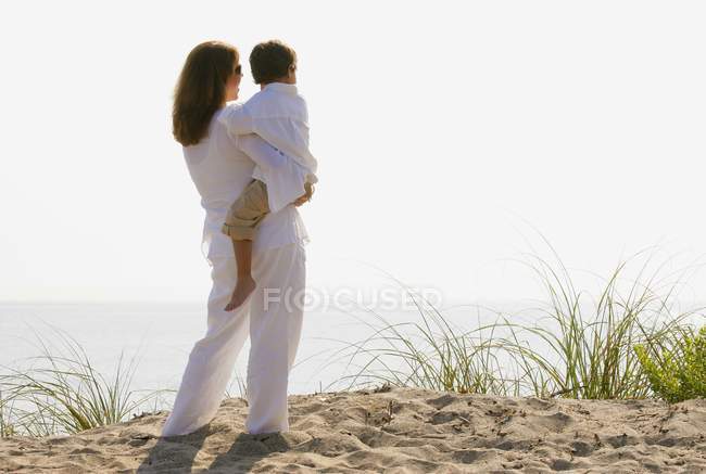 Мати і дитина на пляжі — стокове фото