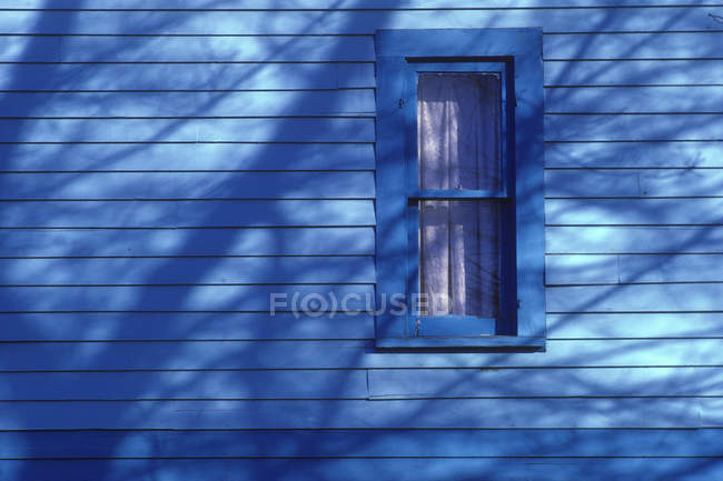 Uma janela à noite com sombra — Fotografia de Stock
