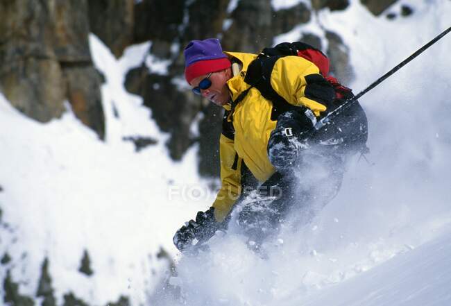 Skieur alpin masculin en mouvement — Photo de stock