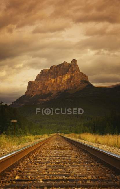Estrada de ferro cênica com colina — Fotografia de Stock