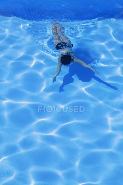 Woman In Swimming Pool — Stock Photo